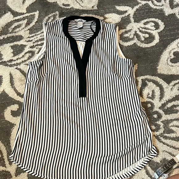H&M sleeveless v neck top. Excellent condition size small. Black white stripe - Picture 1 of 4